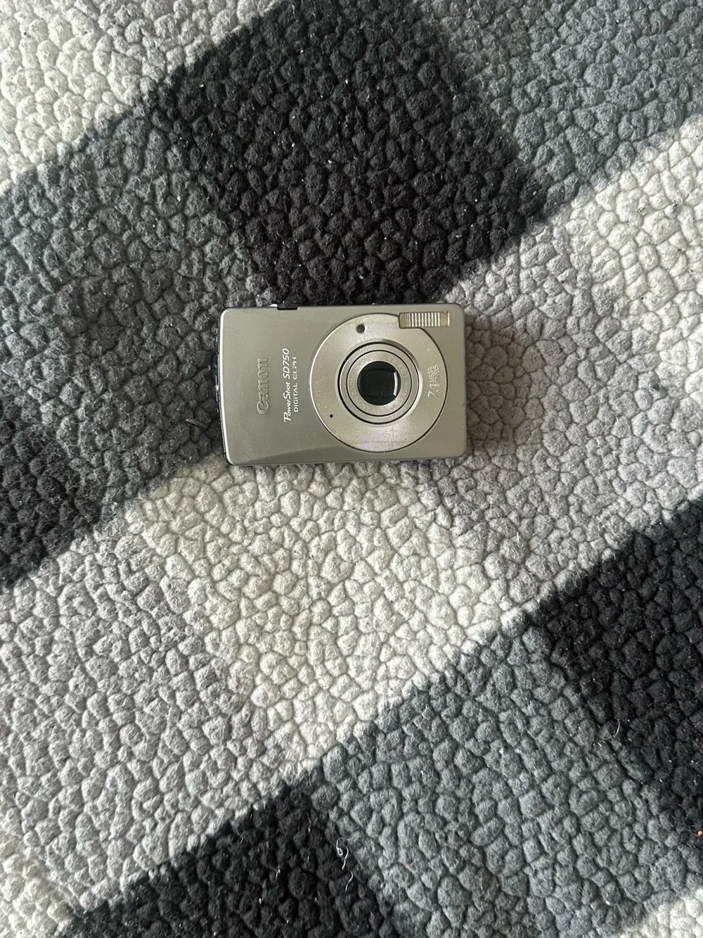 Canon Powershot SD750 Point-and-Shoot Camera in Black (FAULTY SCREEN)
